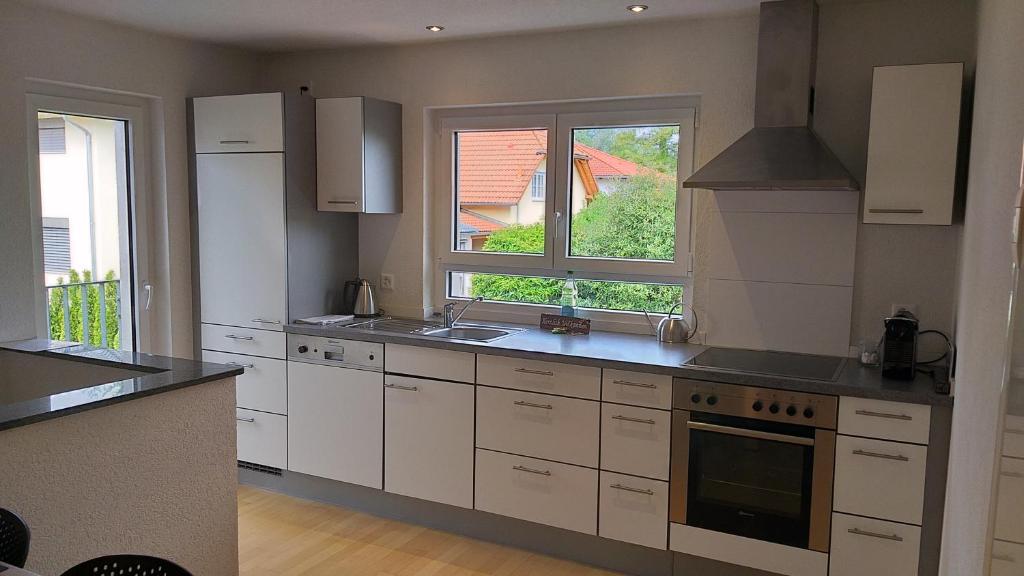 Kuchyň nebo kuchyňský kout v ubytování Attika Ferienwohnung Merk