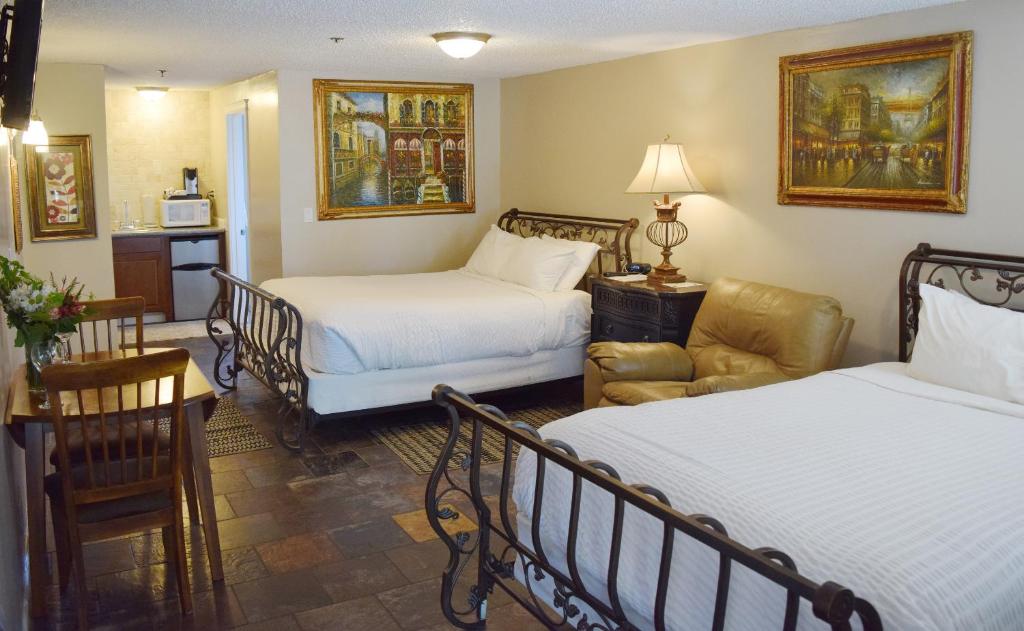 Postel nebo postele na pokoji v ubytování Silverton Inn & Suites