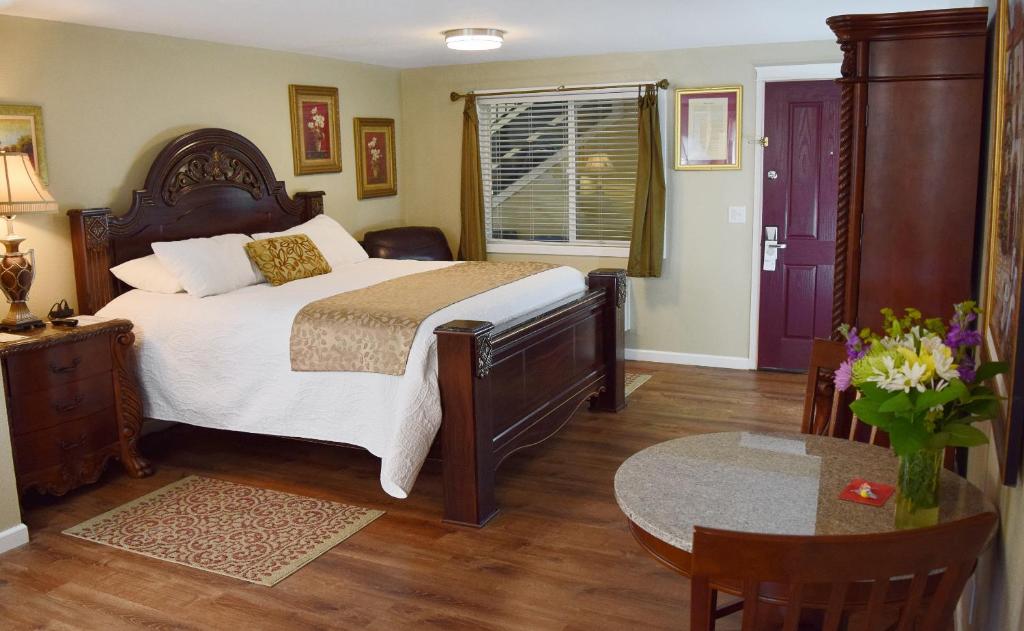 Postel nebo postele na pokoji v ubytování Silverton Inn & Suites