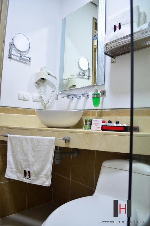 Koupelna v ubytování Hotel Merlott 70