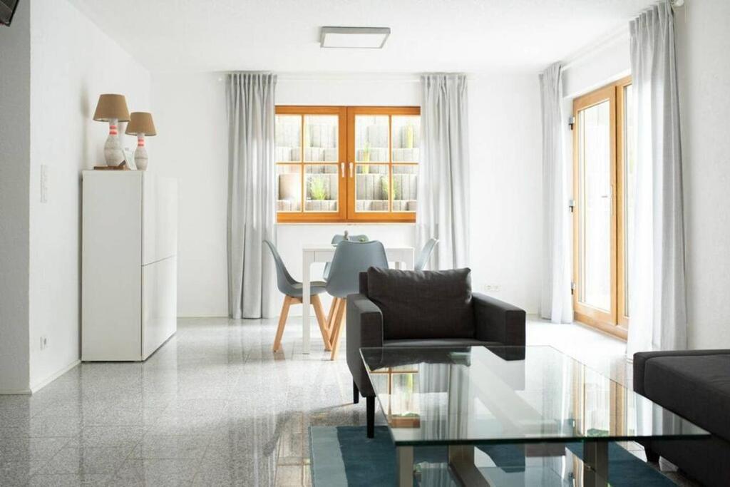 ein Wohnzimmer mit einem Sofa und einem Tisch in der Unterkunft dreamlike APARTMENT in Oberndorf