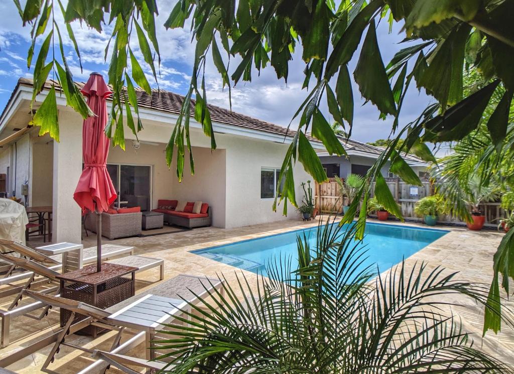 Villa con piscina en un complejo en Coral Reef Villa, en Fort Lauderdale
