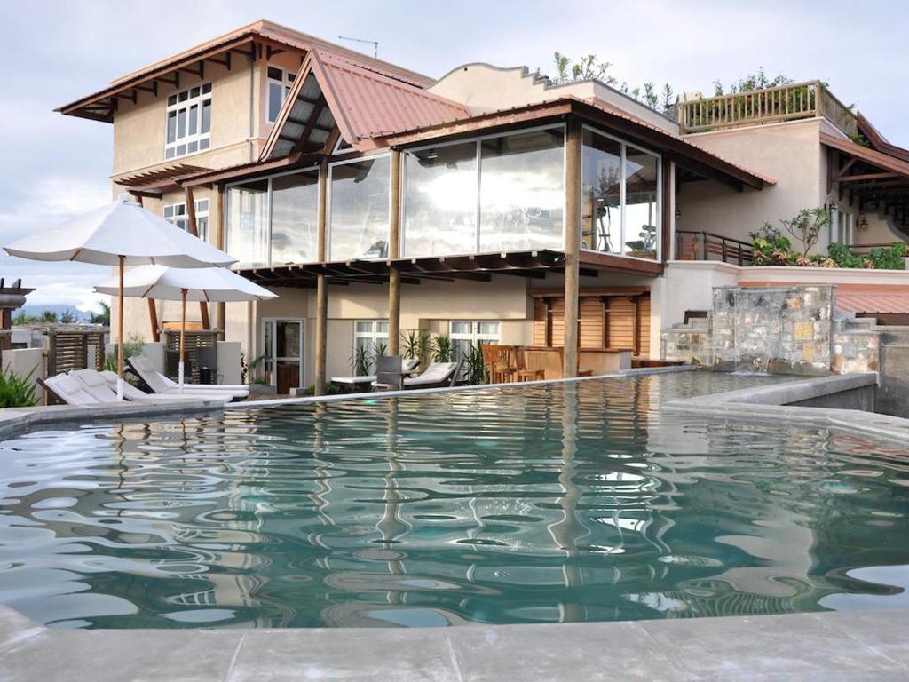 Bazén v ubytování Aanari Hotel & Spa- Mauritius nebo v jeho okolí