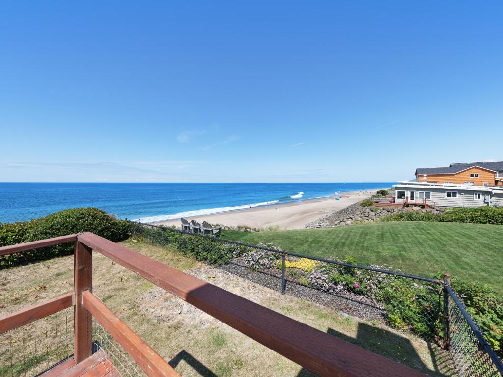 una vista sulla spiaggia dal balcone di una casa di Ocean Waves a Gleneden Beach