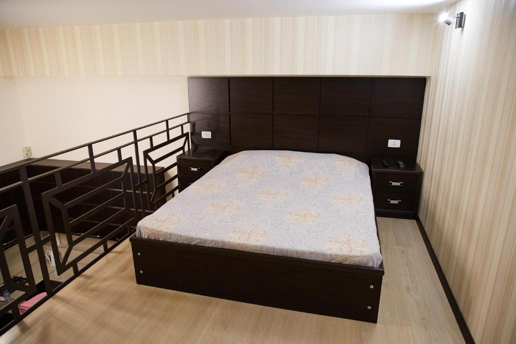 una piccola camera con letto e scala di Residence North Avenue, small center a Yerevan