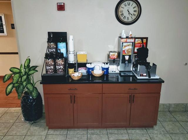 Nápoje v ubytování Days Inn & Suites by Wyndham of Morris