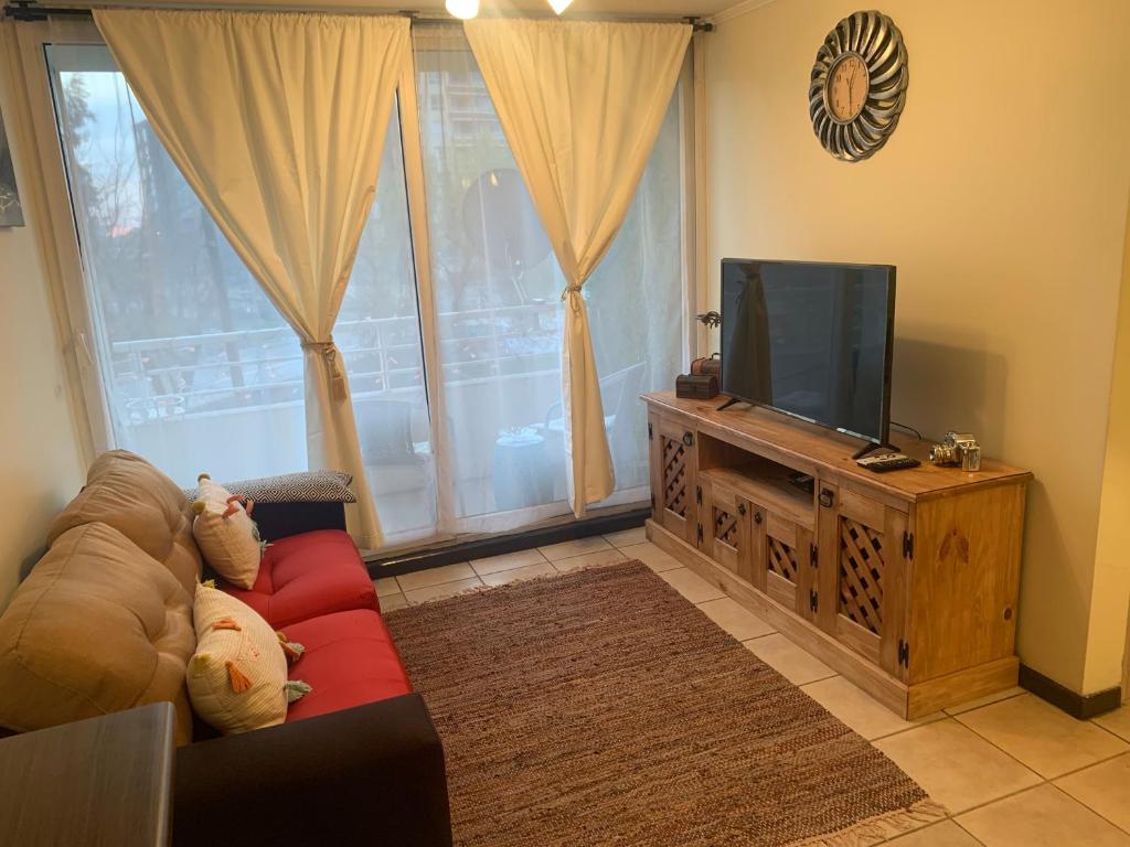 ein Wohnzimmer mit einem Sofa und einem Flachbild-TV in der Unterkunft Departamento Libertad Chillan - Central - Factura - Empresas in Chillán