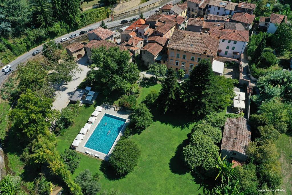 Bazén v ubytování Relais Corte Rodeschi nebo v jeho okolí