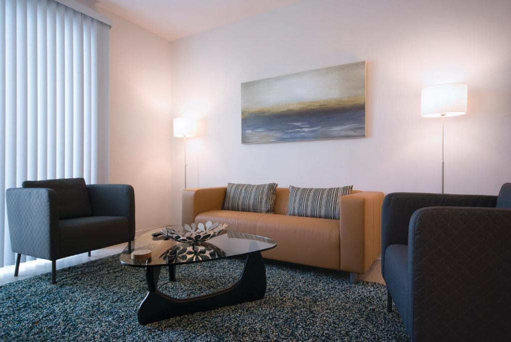 アトランタにあるSpectacular Suites by BCA Furnished Apartmentsのリビングルーム(ソファ、テーブル付)