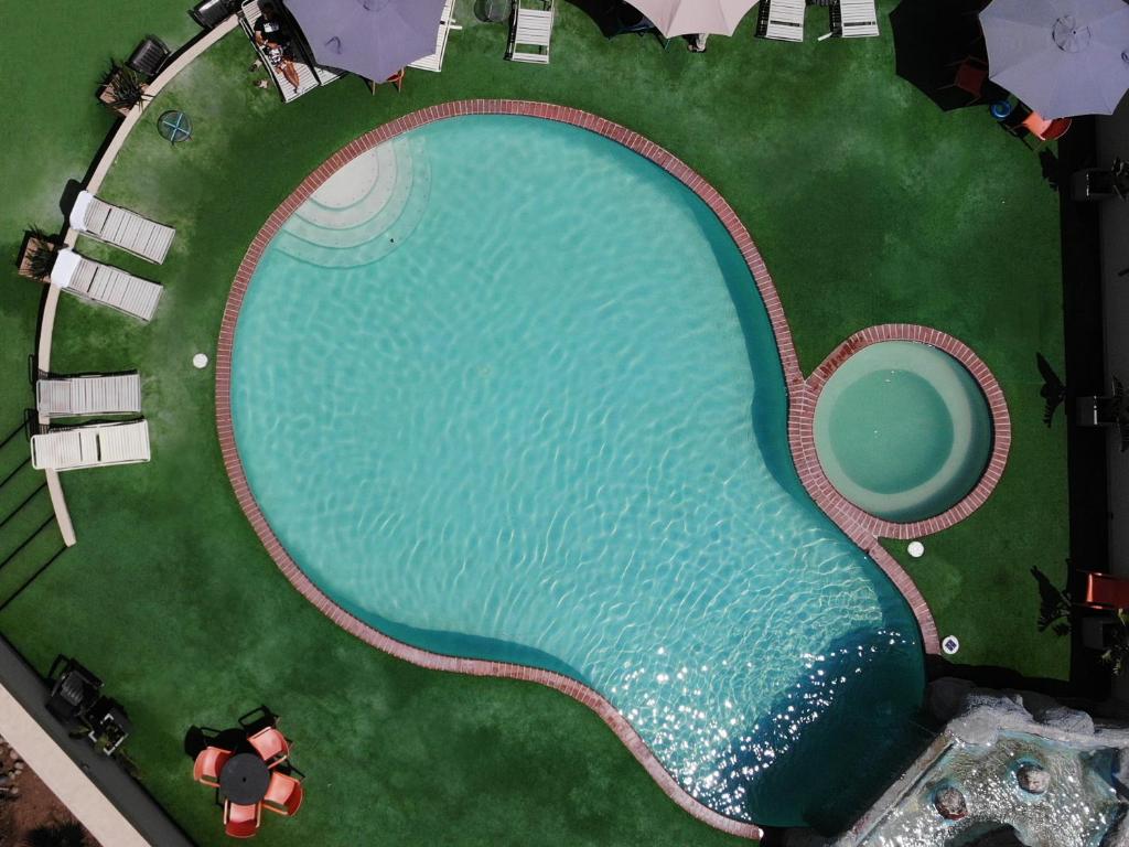 an overhead view of a swimming pool with umbrellas at Hotel Corona Plaza in Rosarito