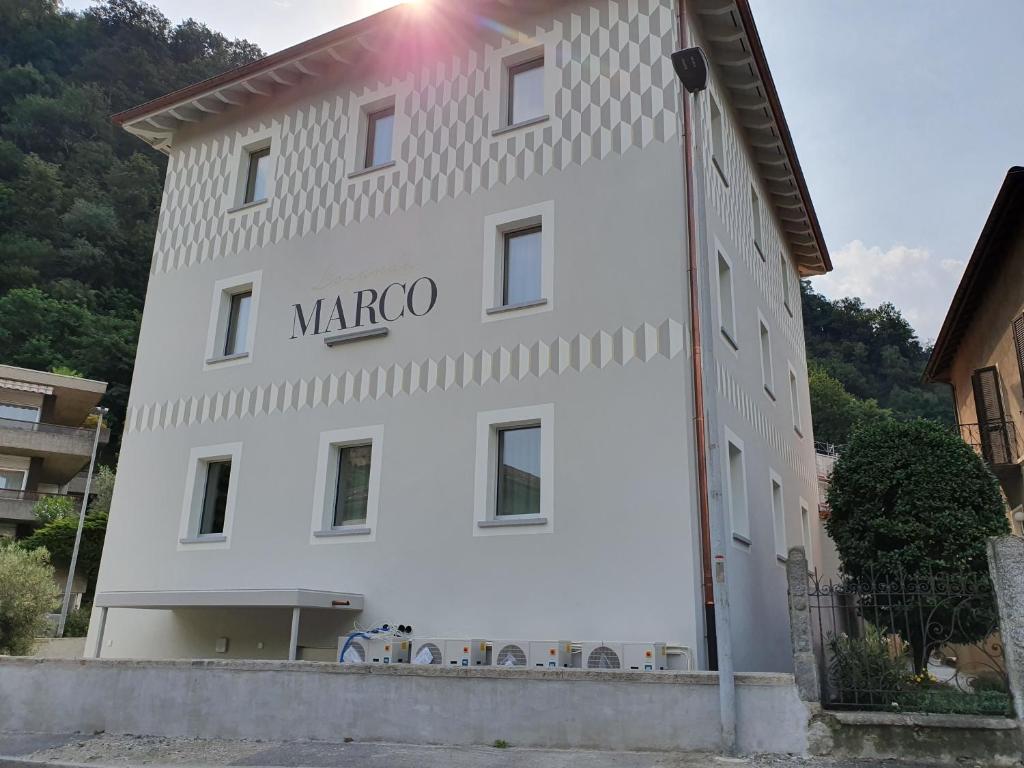 Ein weißes Gebäude mit dem Namen Marco drauf. in der Unterkunft Locanda Marco in Bellinzona