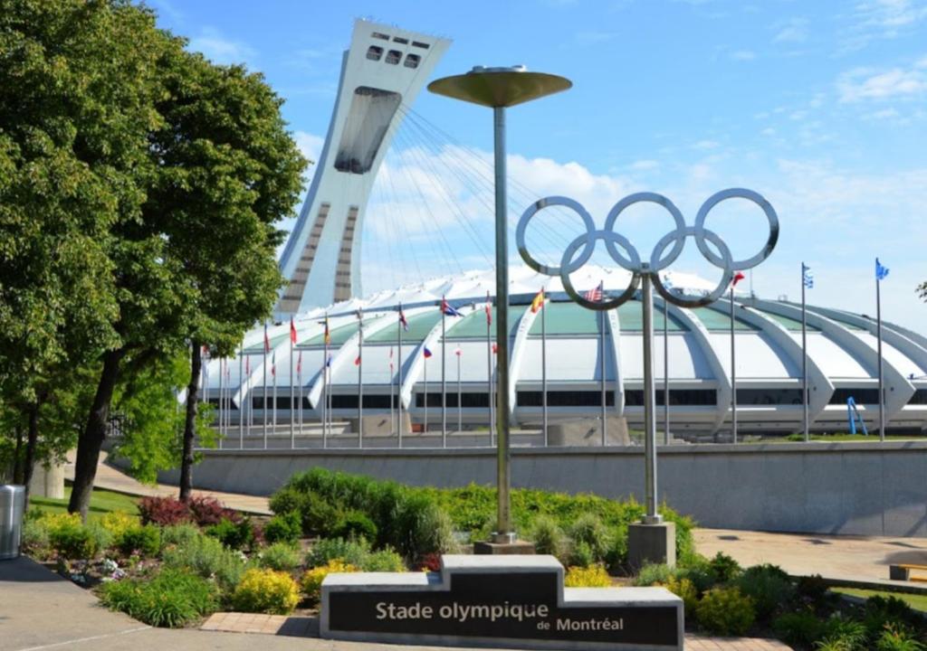 een standbeeld van de Olympische ringen voor een stadion bij HoMa Homestay Hostal by Olympic Stadium! in Montreal