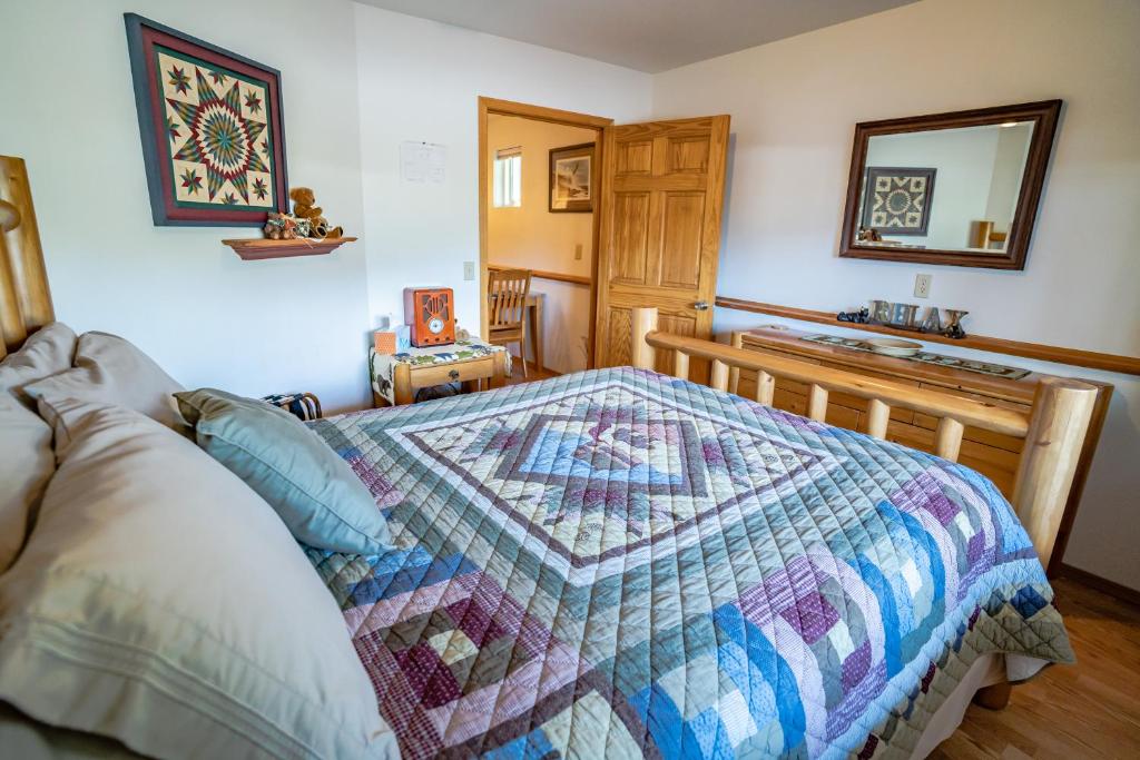 Postel nebo postele na pokoji v ubytování Bears Den Alaska Lodging
