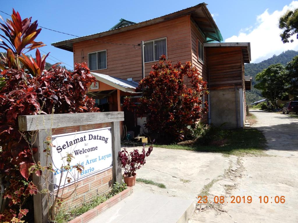 ein Haus mit einem Schild davor in der Unterkunft Bulan And Daud Homestay in Bario