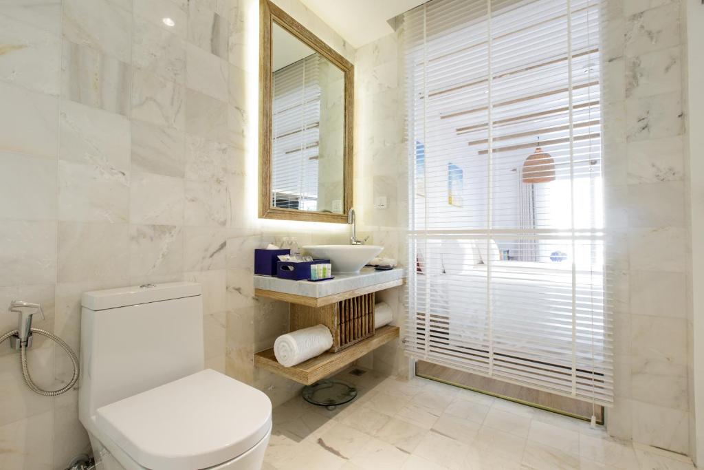 Phòng Elite Deluxe Có Giường Cỡ King Và Ban Công - Nhìn Ra Hồ Bơi/Thành Phố