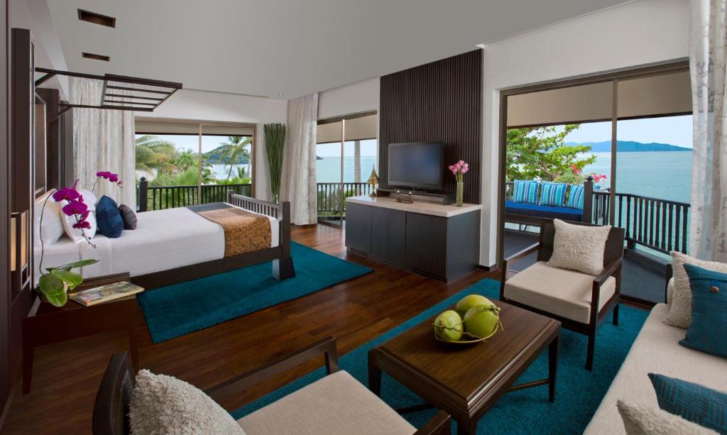 ein Schlafzimmer mit Bett und ein Wohnzimmer in der Unterkunft Anantara Bophut Koh Samui Resort in Bophut 