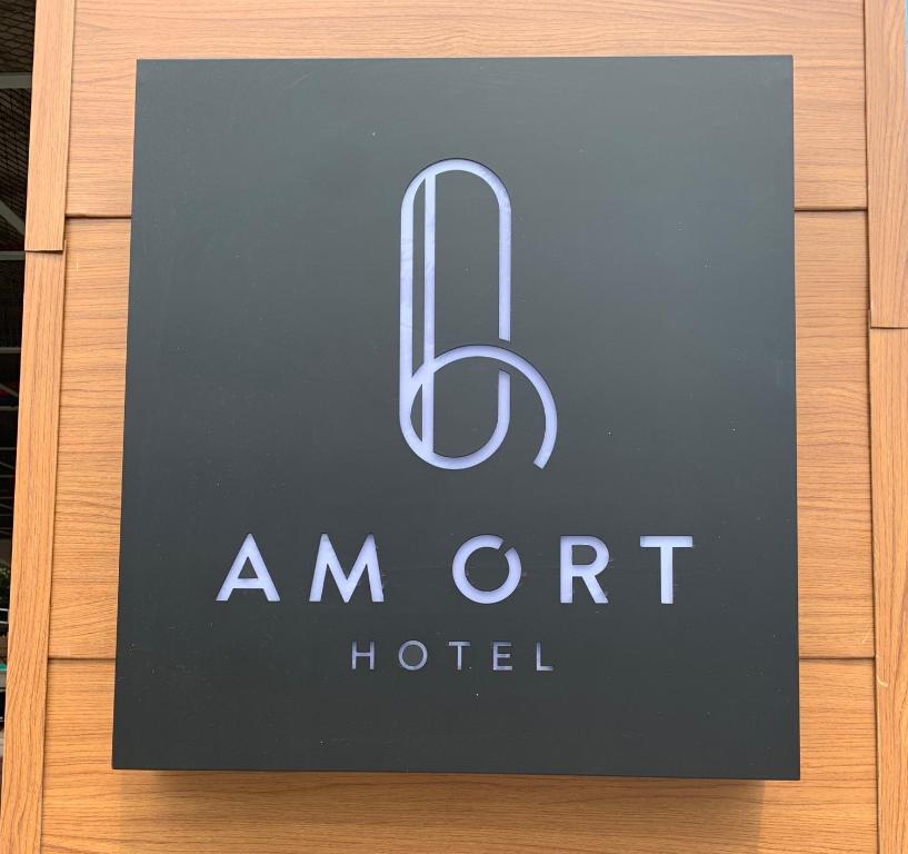 麗水的住宿－Am Ort Hotel，门上标有摊还旅馆的一个标志