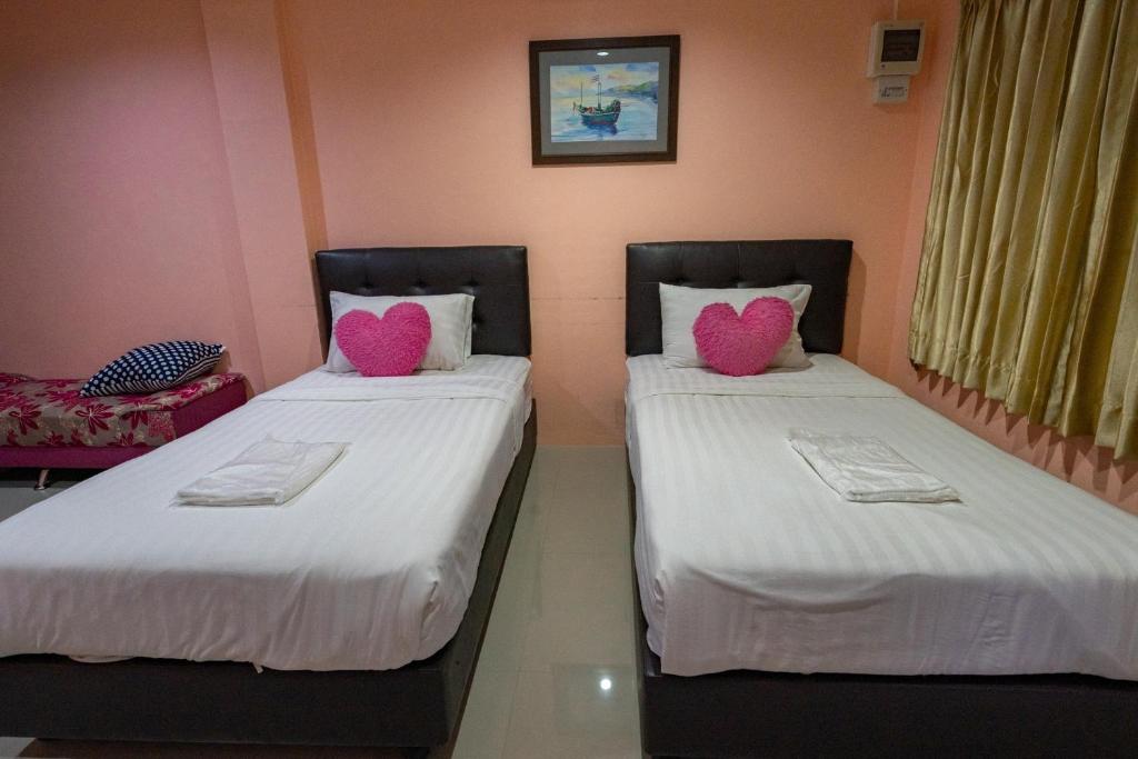 Postel nebo postele na pokoji v ubytování บ้านทิพรัตน์ สัตหีบ