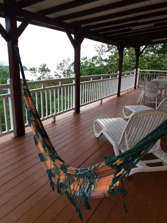 eine Hängematte auf der Veranda in der Unterkunft Villa Ponm Kann'L in Deshaies