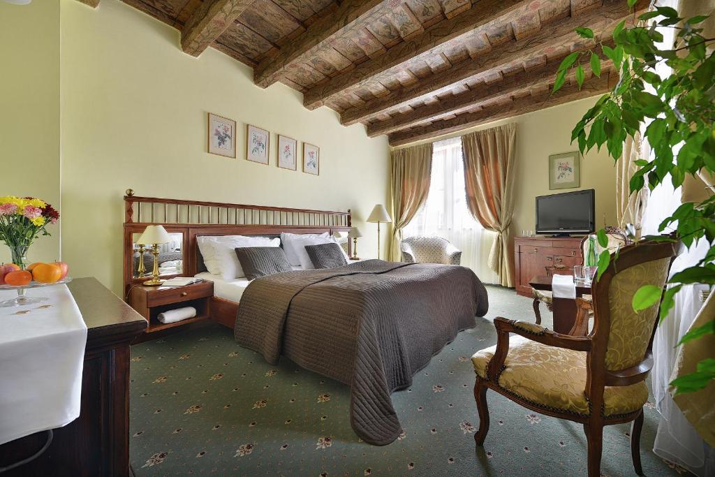 Postel nebo postele na pokoji v ubytování Hotel U 3 Pstrosu