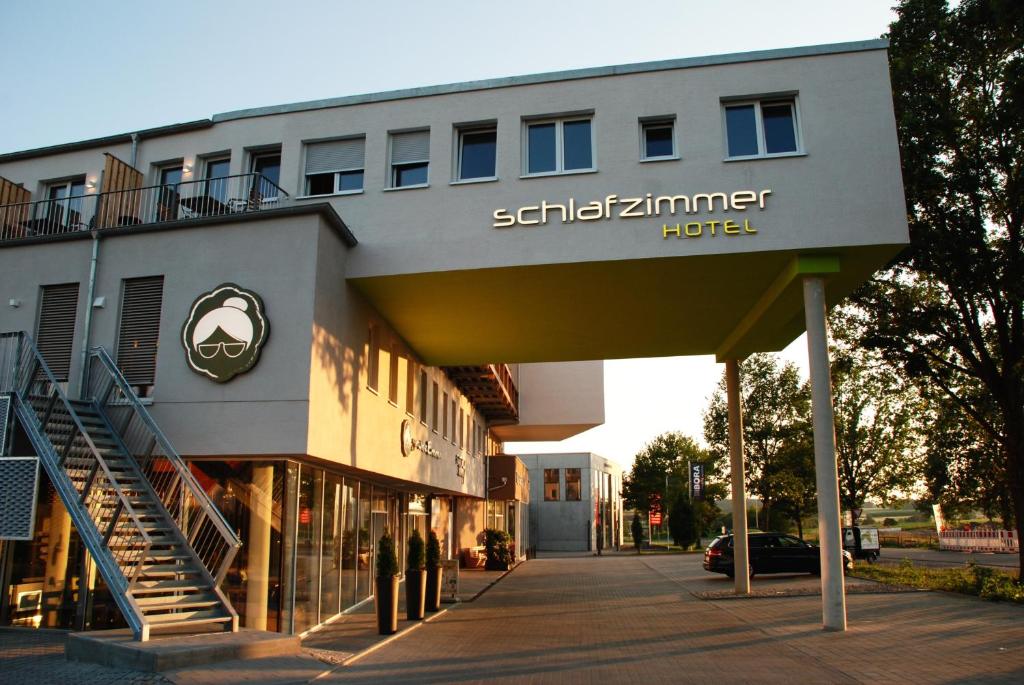 un edificio con un cartel de hotel en Schlafzimmer en Dinkelsbühl