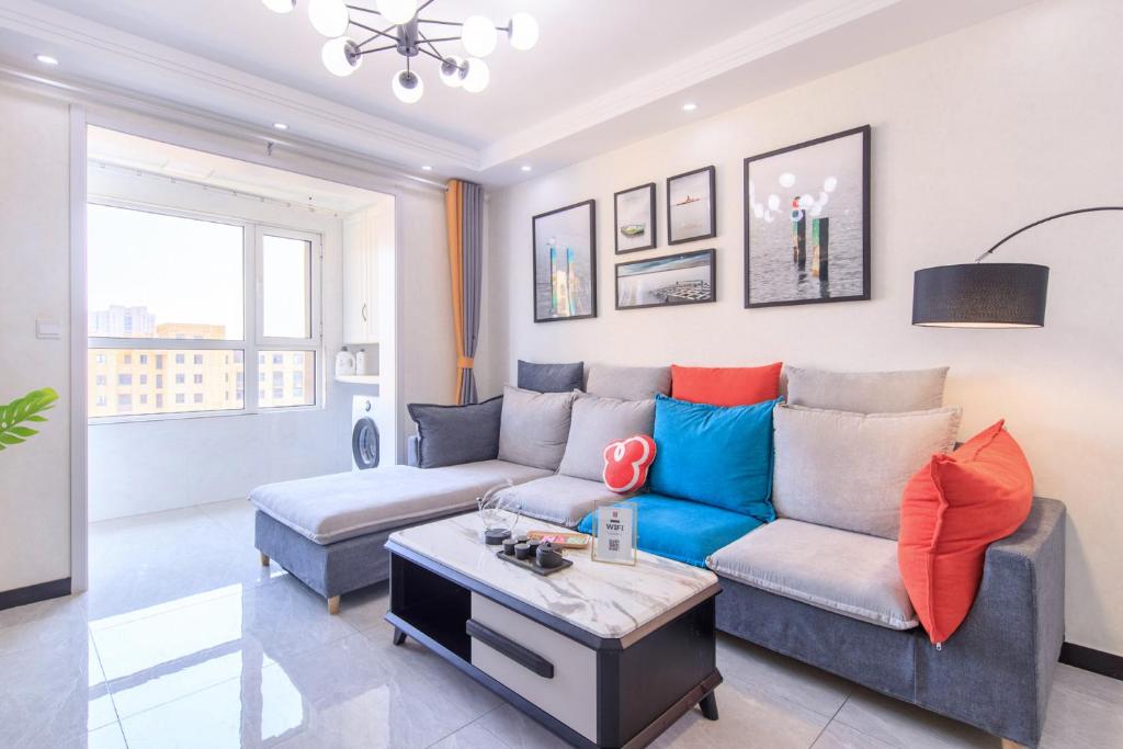 a living room with a couch and a table at Baoding Lianchi·Baoding East Station· in Baoding