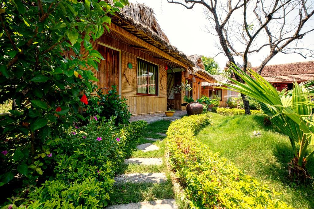 una casa con un camino que conduce a un patio en Tam Coc Palm House, en Ninh Binh
