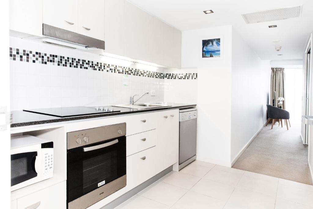 Kuchyň nebo kuchyňský kout v ubytování Ocean Views Resort Caloundra