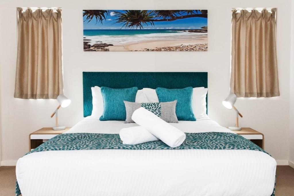 Postel nebo postele na pokoji v ubytování Ocean Views Resort Caloundra