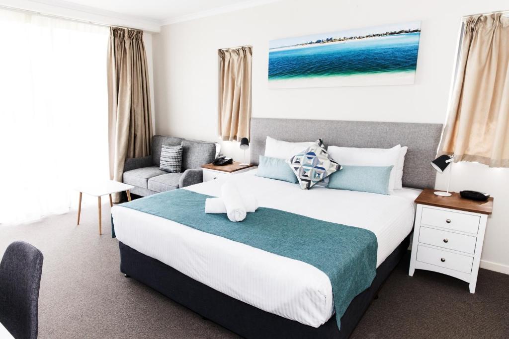 Postel nebo postele na pokoji v ubytování Ocean Views Resort Caloundra