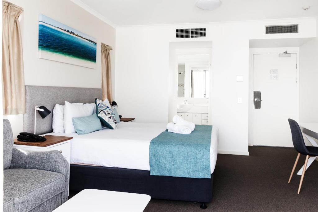 Postel nebo postele na pokoji v ubytování Ocean Views Resort Caloundra
