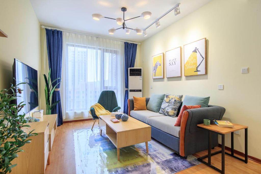 a living room with a couch and a table at Baoding Lianchi·North China Electric Power University· in Baoding