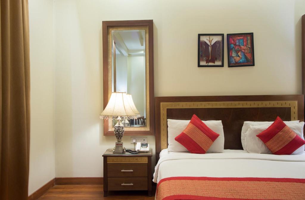 Postel nebo postele na pokoji v ubytování Hotel Picasso Paschim Vihar Delhi - Couple Friendly Local IDs Accepted