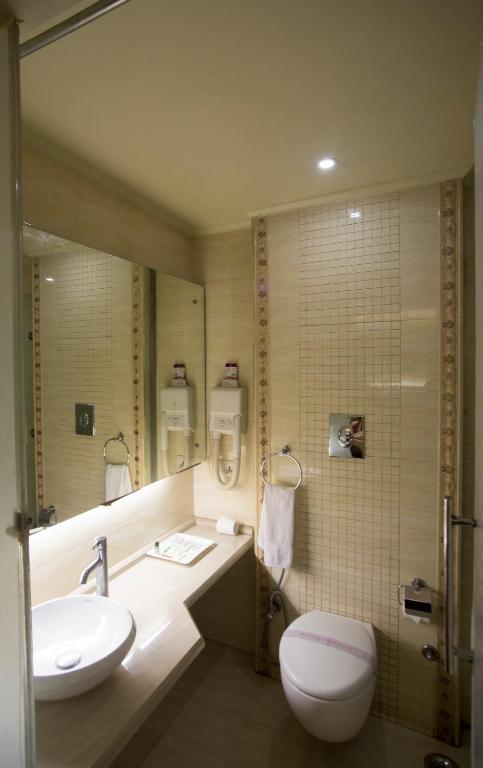 Koupelna v ubytování Hotel Picasso Paschim Vihar Delhi - Couple Friendly Local IDs Accepted