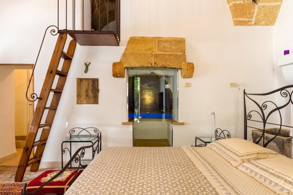 um quarto com 2 camas e uma escada em Palazzo Tre Cardi em Salve