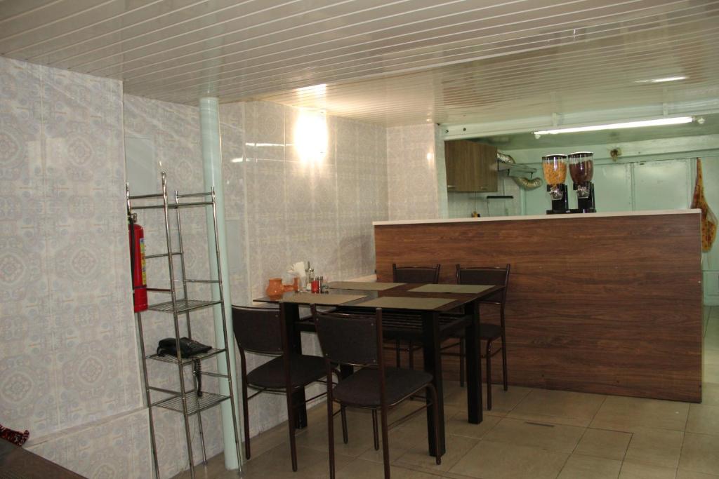 ein Esszimmer mit einem Tisch und Stühlen in einer Küche in der Unterkunft Anvar's Guests in Taschkent