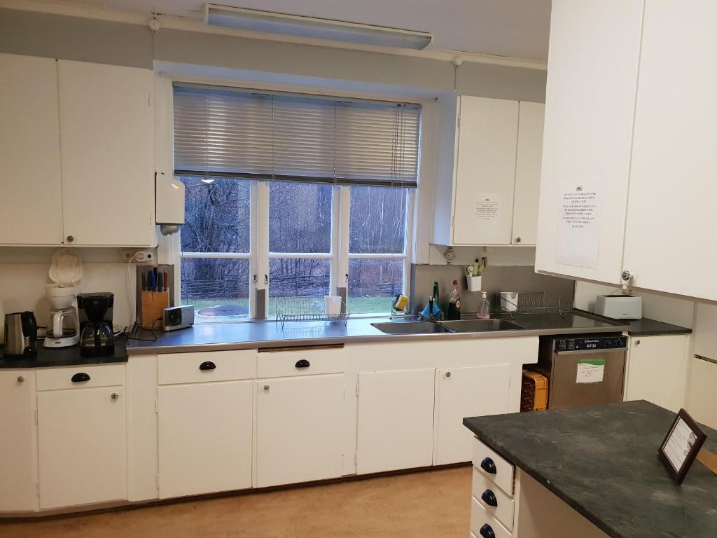 Kuchyň nebo kuchyňský kout v ubytování Lönneberga Vandrarhem & Hostel