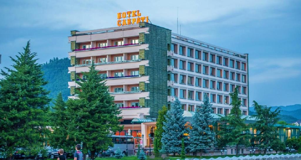 un edificio de hotel con un cartel encima en Hotel Carpati, en Baia Mare