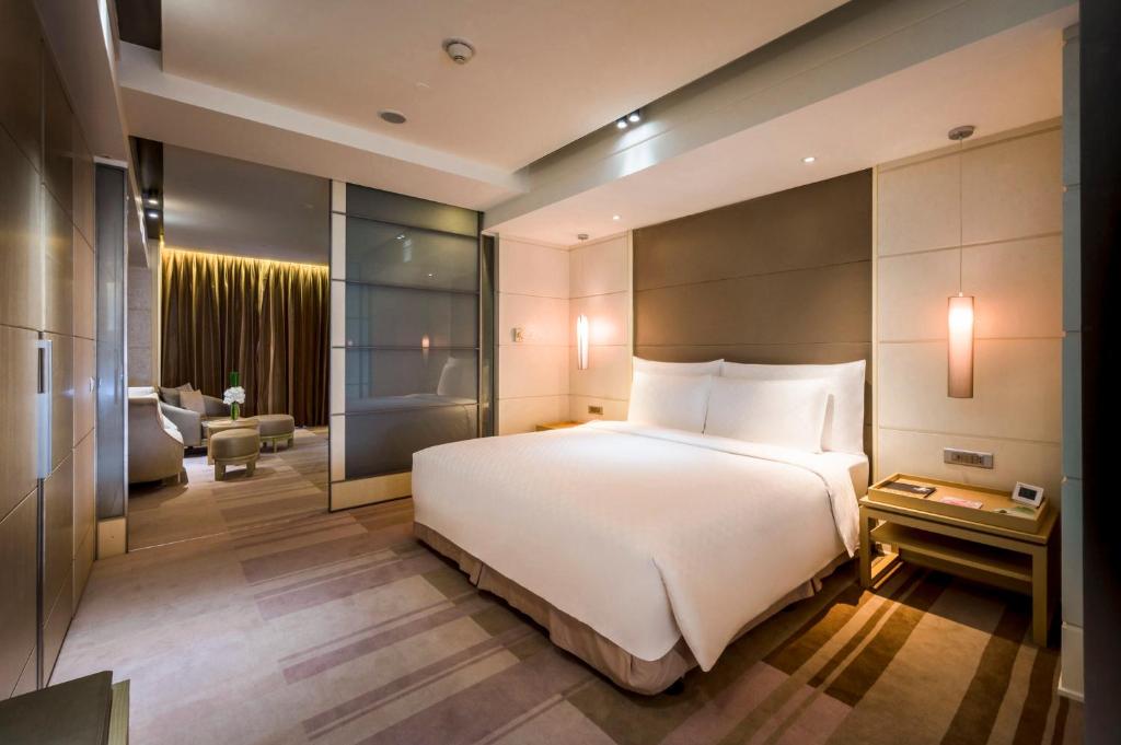 Postel nebo postele na pokoji v ubytování Hotel Nikko Saigon