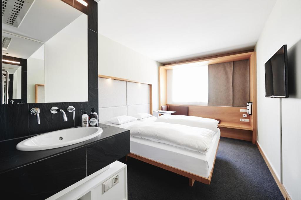 Postel nebo postele na pokoji v ubytování Hotel Daniel Graz - Smart Lifestyle Near City Centre