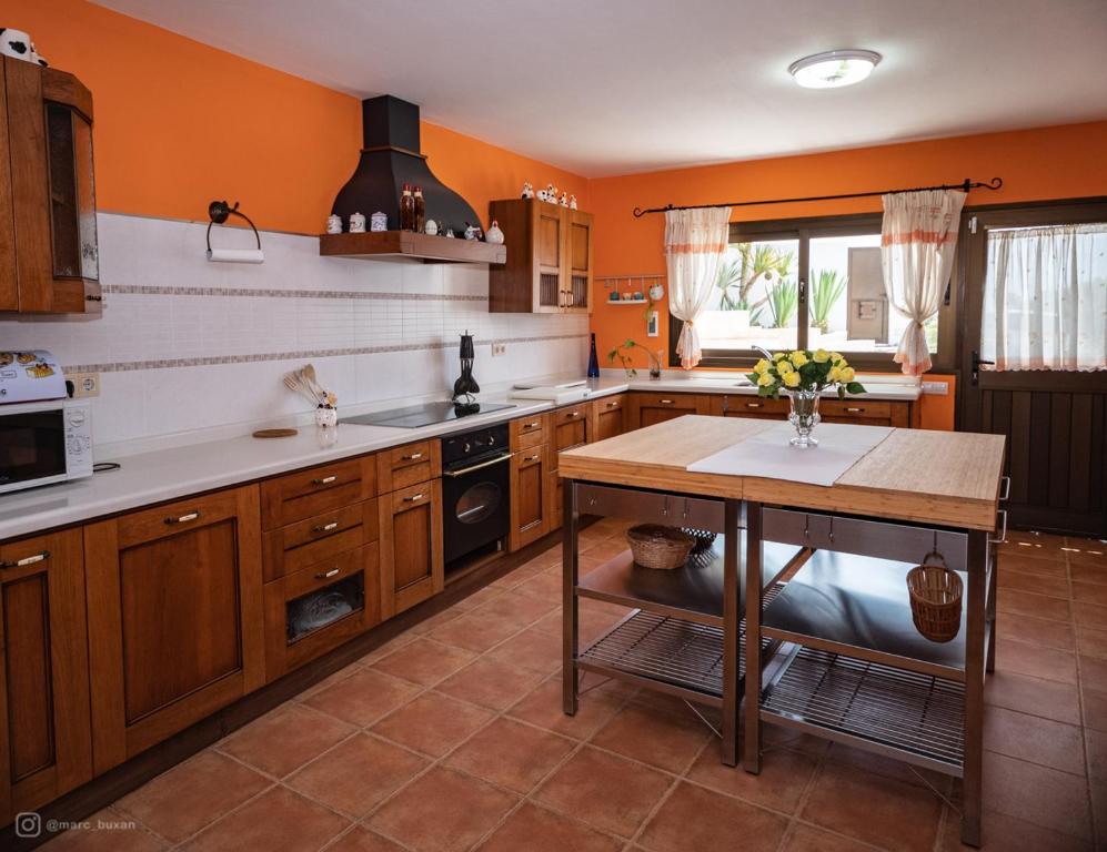 Kuchyň nebo kuchyňský kout v ubytování Villa de lujo que mira al mar