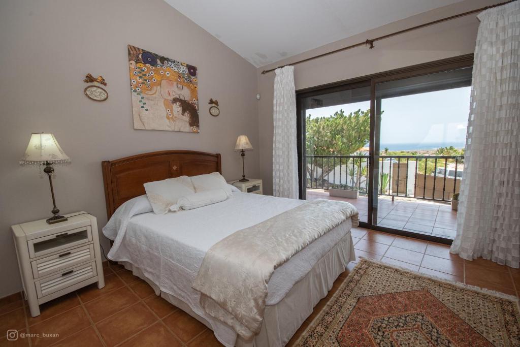 Postel nebo postele na pokoji v ubytování Villa de lujo que mira al mar
