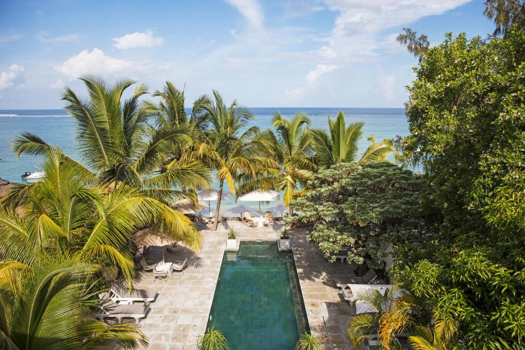 uma vista aérea de um resort com uma piscina e o oceano em The Bay em Rivière Noire