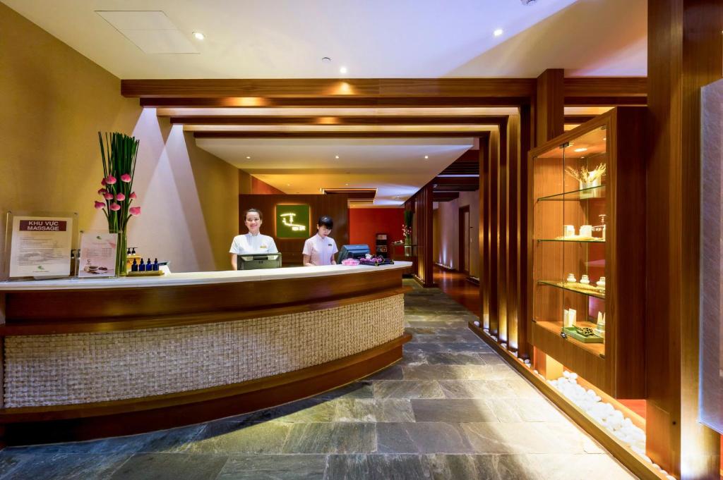 Členové personálu v ubytování Hotel Nikko Saigon
