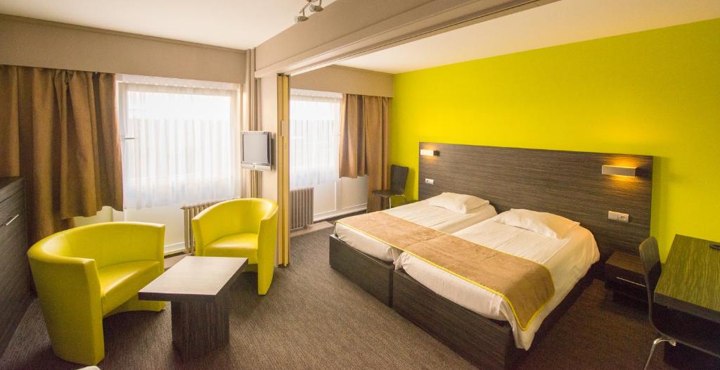 Postel nebo postele na pokoji v ubytování Ostend Hotel