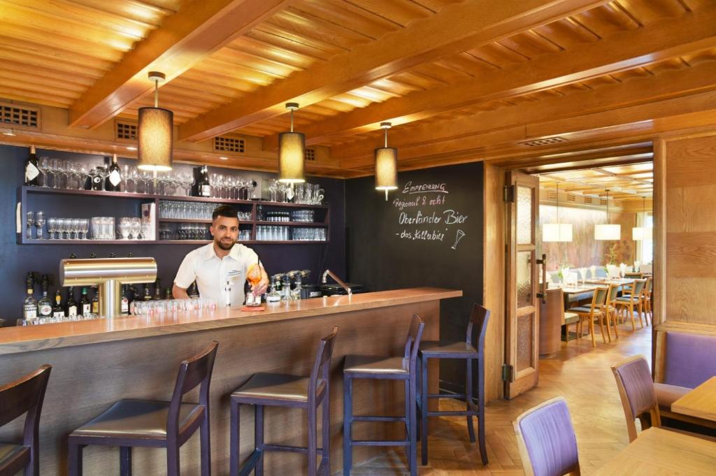 A área de bar ou lounge em Hotel Weisses Kreuz