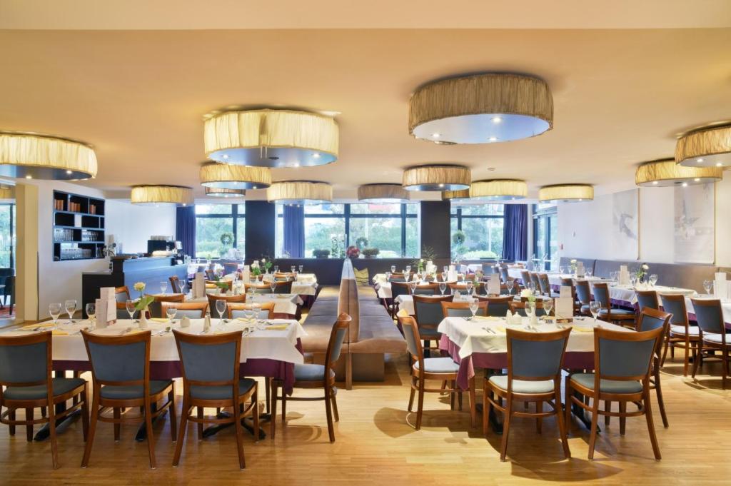 Um restaurante ou outro lugar para comer em Hotel Weisses Kreuz