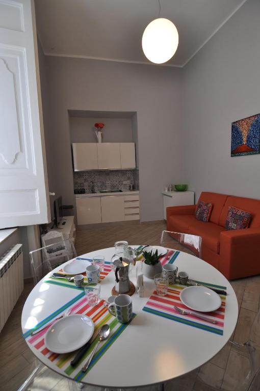 ein Wohnzimmer mit einem Tisch mit Tellern darauf in der Unterkunft La casa di Abbi in Neapel