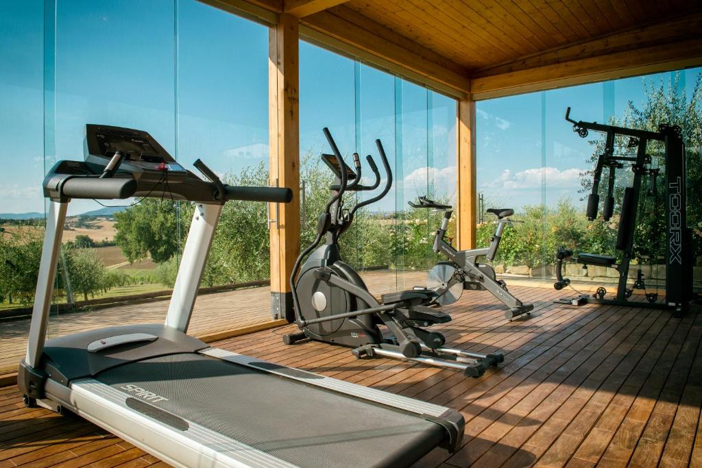siłownia z 3 rowerami treningowymi przed oknem w obiekcie Tenuta dei Mori-Wine Relais Events w mieście Villanova