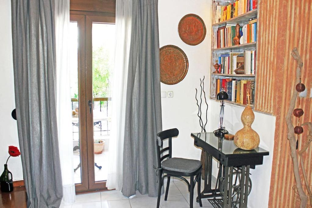 Habitación con escritorio y mesa con silla. en Victoria's Apartment, en Tesalónica